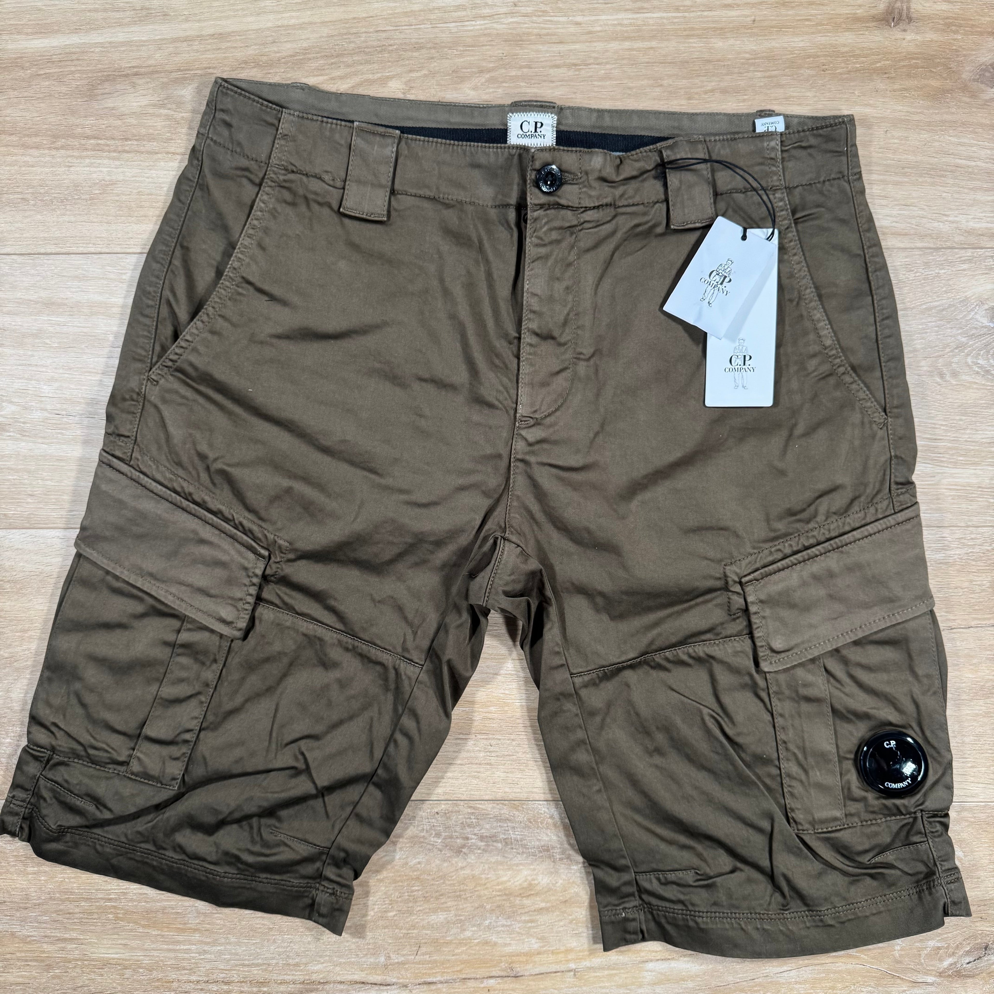 CP Company Stretch Sateen Lens Cargo Shorts in Ivy Green